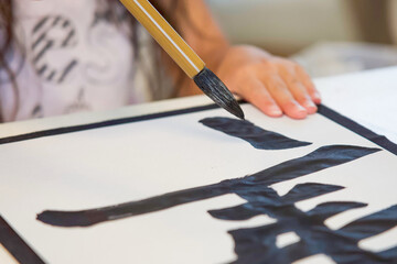 書道をする女の子（アップ）