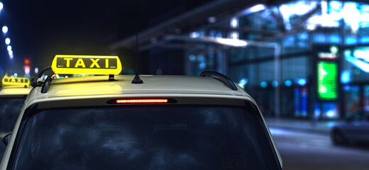 Taxi bei Nacht in einer Stadt