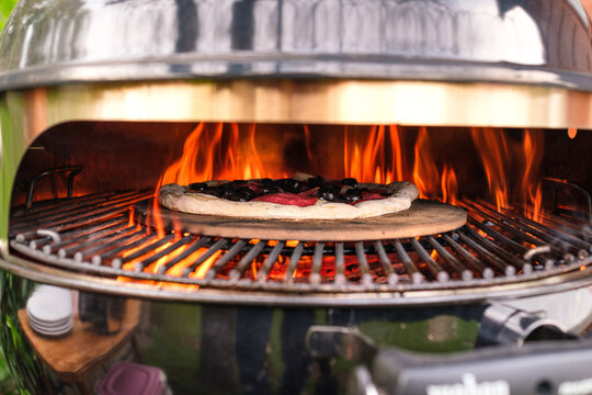 Pizza am Pizzastein im Grill, Flammen
