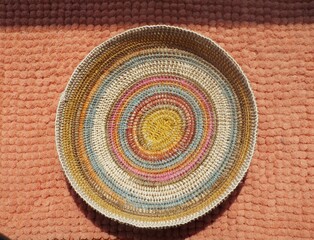 Cesto de colores en fibras naturales chambira