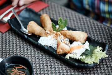 Asiatische frittierte Frühlingsrollen mit Glasnudeln 