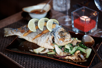 Frittierter Fisch mit Gemüse asiatisch auf einem Teller Restaurant 