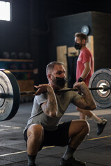 Chico con mascarilla en un gimnasio realizando Cross training