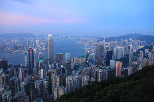 Sunset View of Hong Kong’s Skyline © marcuspon