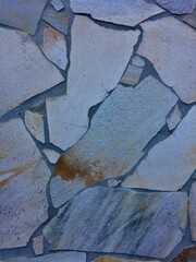 Mur composé de pierres disparates