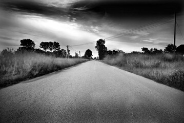 prosta droga na wsi czarno biała © tomaszbanasiak.art