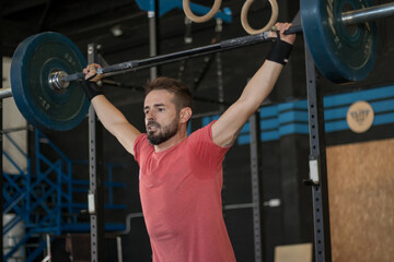Chico en un gimnasio realizando Cross training