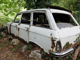 Vieille voiture abandonn&eacute;e