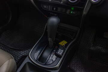 Obraz premium automatic transmission shift selector in the car interior. Closeup a manual shift of modern car gear shifter.