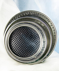 Molde metálico con apertura lateral para la confección de pasteles en el horno.