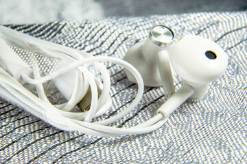 Auriculares pequeños usados para oír y para hablar por el teléfono móvil.