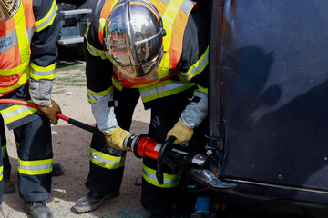 Naklejka premium Désincarcération à la cisaille pompier Français