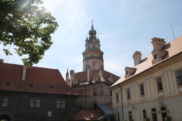 Obraz premium Cesky Krumlov, tower of the castle against summer sun