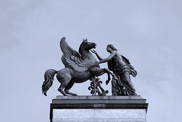 Statue Frau streichelt das Pferd 