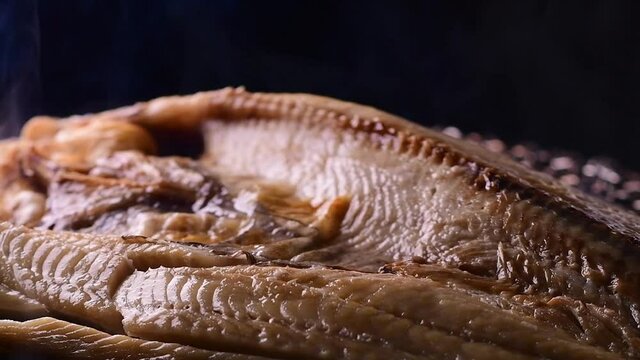 七輪の炭火で炙り焼きにしてるホッケ