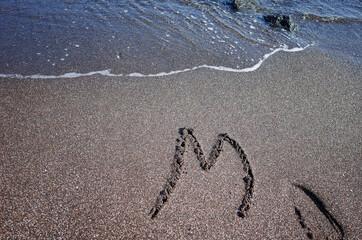 바닷가 젖은 모래 위에 쓴 글자 - obrazy, fototapety, plakaty