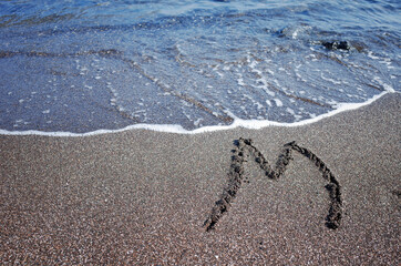 바닷가 젖은 모래 위에 쓴 글자