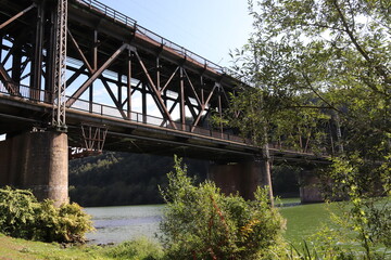 Zweistöckige Brücke an der Mosel