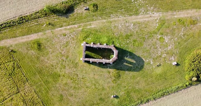 Vue perpendiculaire en drone de la Chapelle catholique Saint-Louis de Gu&eacute;my - Tournehem-sur-la-Hem, Pas-de-Calais, Hauts-de-France, France