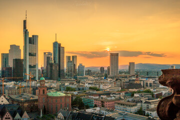 Ausblick in Frankfurt. Tolle Aussicht auf Hochhäuser und Wolkenkratzer am Abend und bei Sonnenuntergang. Tolle Atmosphäre in einer Megastadt