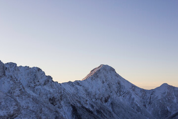Fototapeta na wymiar 12月の早朝に硫黄岳から見える赤岳