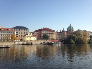 Fototapeta na wymiar Prag vom Wasser aus 