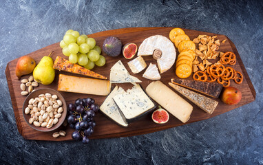 Modern Style traditionelle Party Platte mit Käse, Obst und Snacks als Draufsicht auf einen Design...