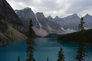 Fototapeta na wymiar The turquoise Moraine Lake and the waterfalls and nature of the Rocky Mountains in British Columbia, Canada