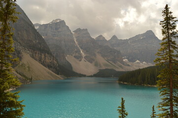 Fototapeta na wymiar The turquoise Moraine Lake and the waterfalls and nature of the Rocky Mountains in British Columbia, Canada