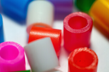 kolorowe rurki plastikowe w powiększeniu makro zabawka dla dzieci prasowanka - obrazy, fototapety, plakaty