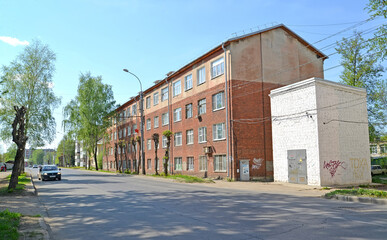 Fototapeta na wymiar RYBINSK, RUSSIA. Four-story 4-entrance brick multi-apartment residential building built in 1930. Zakharova Street. Yaroslavl region