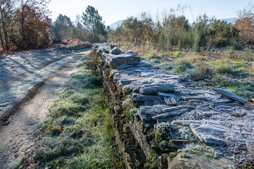 Fototapeta premium Camino de montaña a primera hora de la mañana