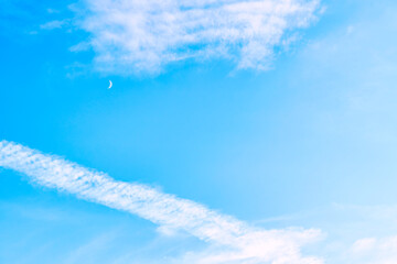 【空イメージ】青空と飛行機雲