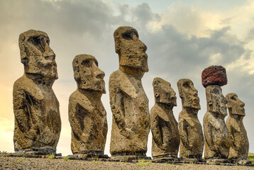 Moai Skulpturen am Ahu Tongariki auf der Osterinsel, Chile