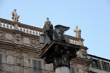 Fototapeta na wymiar Statue von einem Löwen in Verona