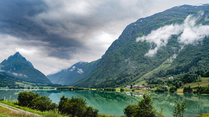 Naklejka na ściany i meble Montañas y lagos Noruega