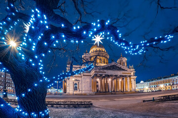 Obraz premium St. Isaac's Cathedral in Saint Petersburg. Russia Winter. Christmas lanterns adorn Isakievskaya Square. New Year's landscape Saint Petersburg. Panorama of Christmas Russia. Holidays in Petersburg