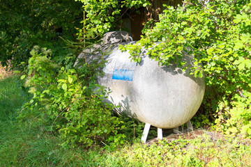 Eingewachsener alter Öltank