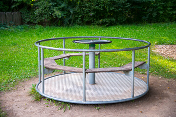Altes Kinderkarussell auf Spielplatz