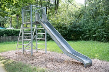 Rutsche auf Spielplatz