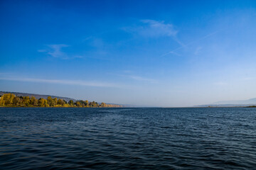 Obraz premium autumn, October, nature, landscape, day, sky, walk, travel, river, water, light, shadow, island, sand, opposite, coast, mountains, trees, distance, height, space
