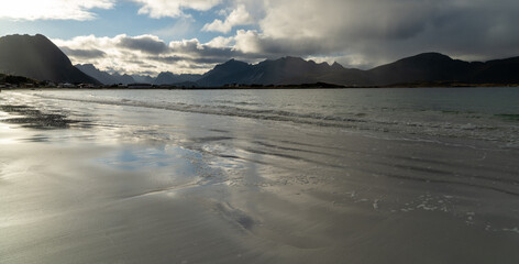 Plaża Rambergstranda na wyspie Flakstadøya należącej do archipelagu Lofoty w Norwegii © Dreamnordno