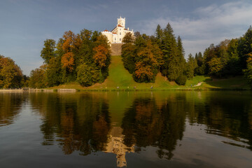 Fototapeta na wymiar Trakoscan castle on a sunny autumn day