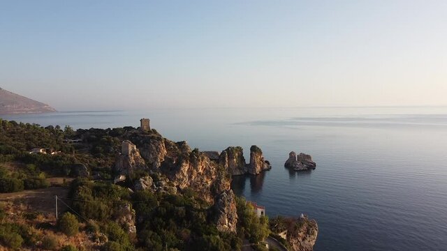 Veduta aerea dell'antica Tonnara di Scopello, con le sue torri e i suoi faraglioni.