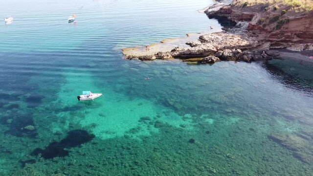 Meravigliosa vista aerea in una caletta in sicilia.