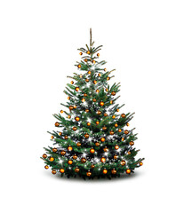 Bunt geschmückter Weihnachtsbaum vor weißem Hintergrund