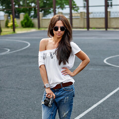 Fasion portriat of trendy young woman in sunglasses