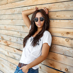 Fashion portrait of stylish brunette woman in sunglasses