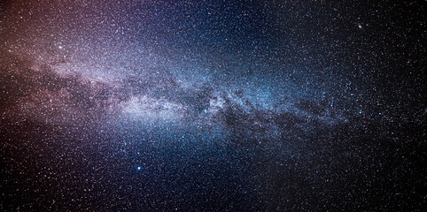 Die Milchstraße strahlt in dunkler Nacht vor Millionen von Sternen in vielen Farben