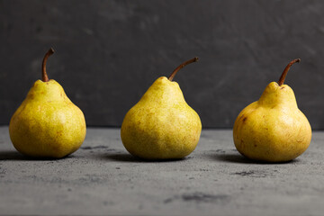 Fototapeta na wymiar Tasty fresh pear on cocnrete background. 